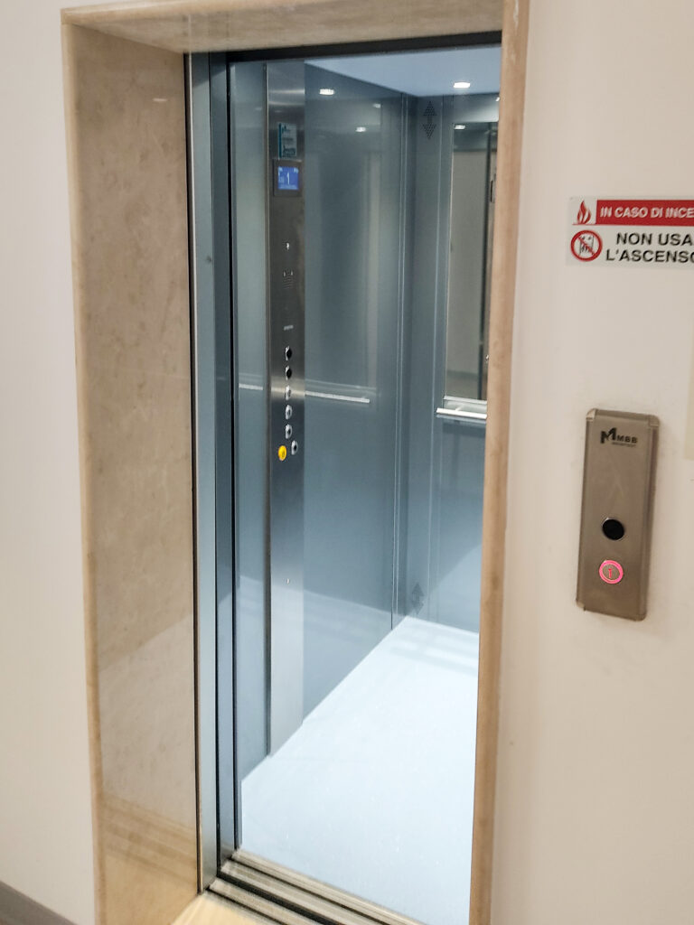 La nuova cabina, montata in sicurezza