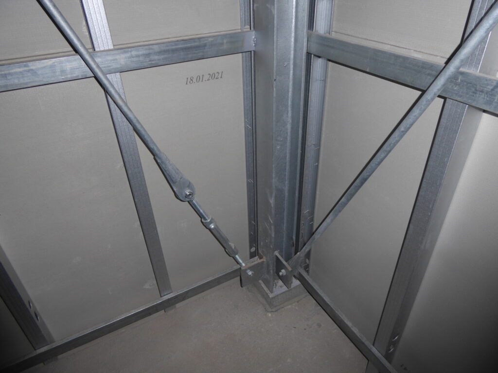 Struttura metallica autoportante per ascensori esterni